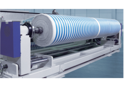 The wide-width unwinding machine adopts a fixed-seat movable design, suitable for various widths of fabric rolls