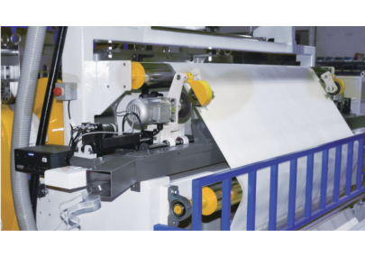 Automatic EPC edge trimming and cutting device, with provision to reserve extra film width without cutting into the fabr